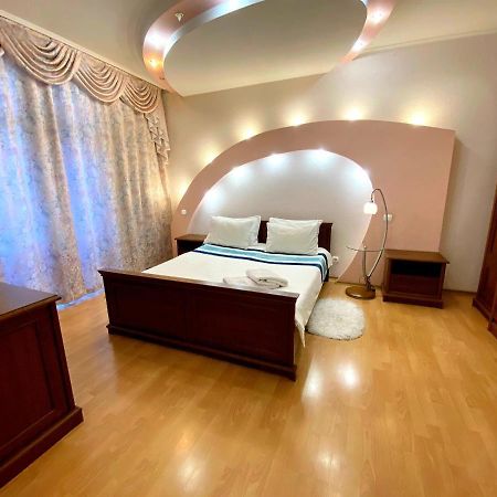 Видові Апартаменти З Джакузі В Самому Центрі Dnipro Ngoại thất bức ảnh