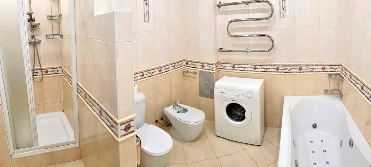 Видові Апартаменти З Джакузі В Самому Центрі Dnipro Ngoại thất bức ảnh
