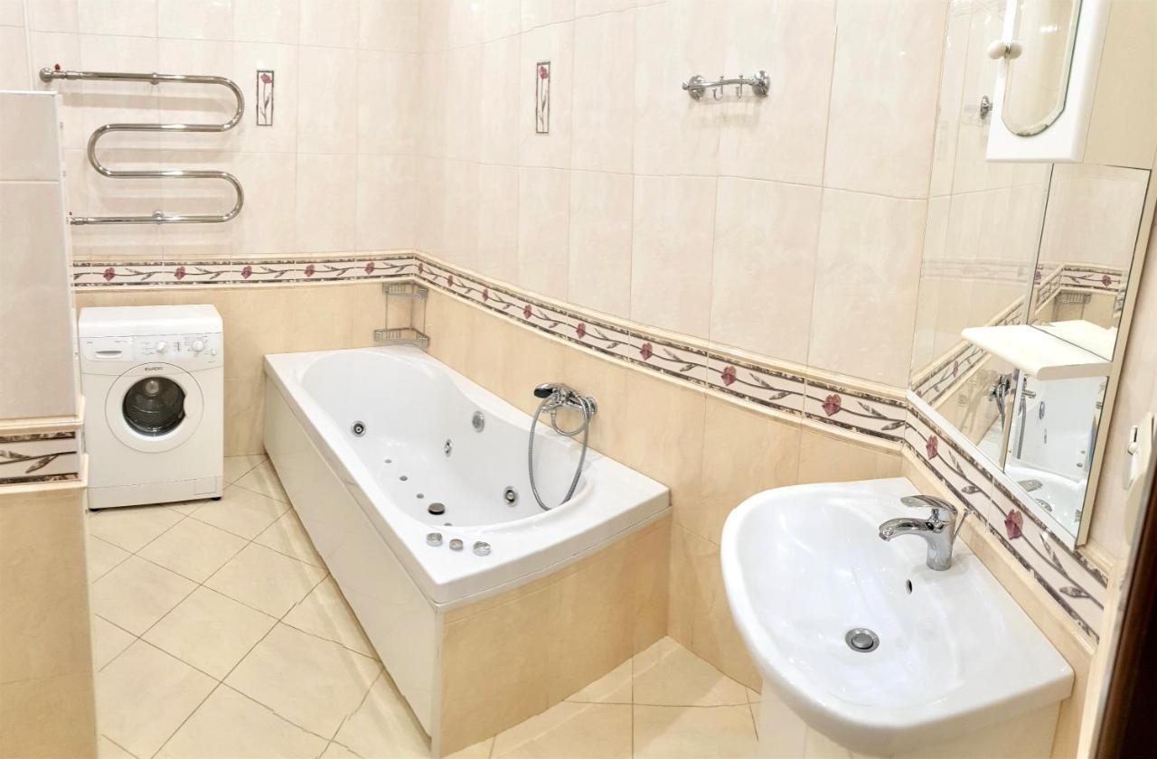 Видові Апартаменти З Джакузі В Самому Центрі Dnipro Ngoại thất bức ảnh
